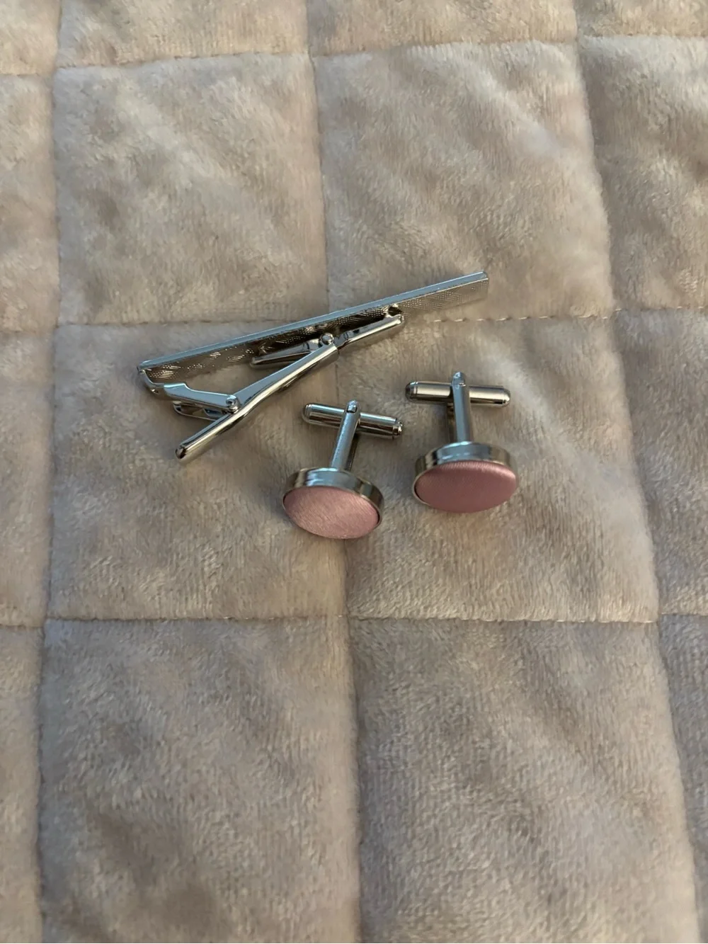 Silver Tie Bar and Pink Round Cufflinks Set Men’s